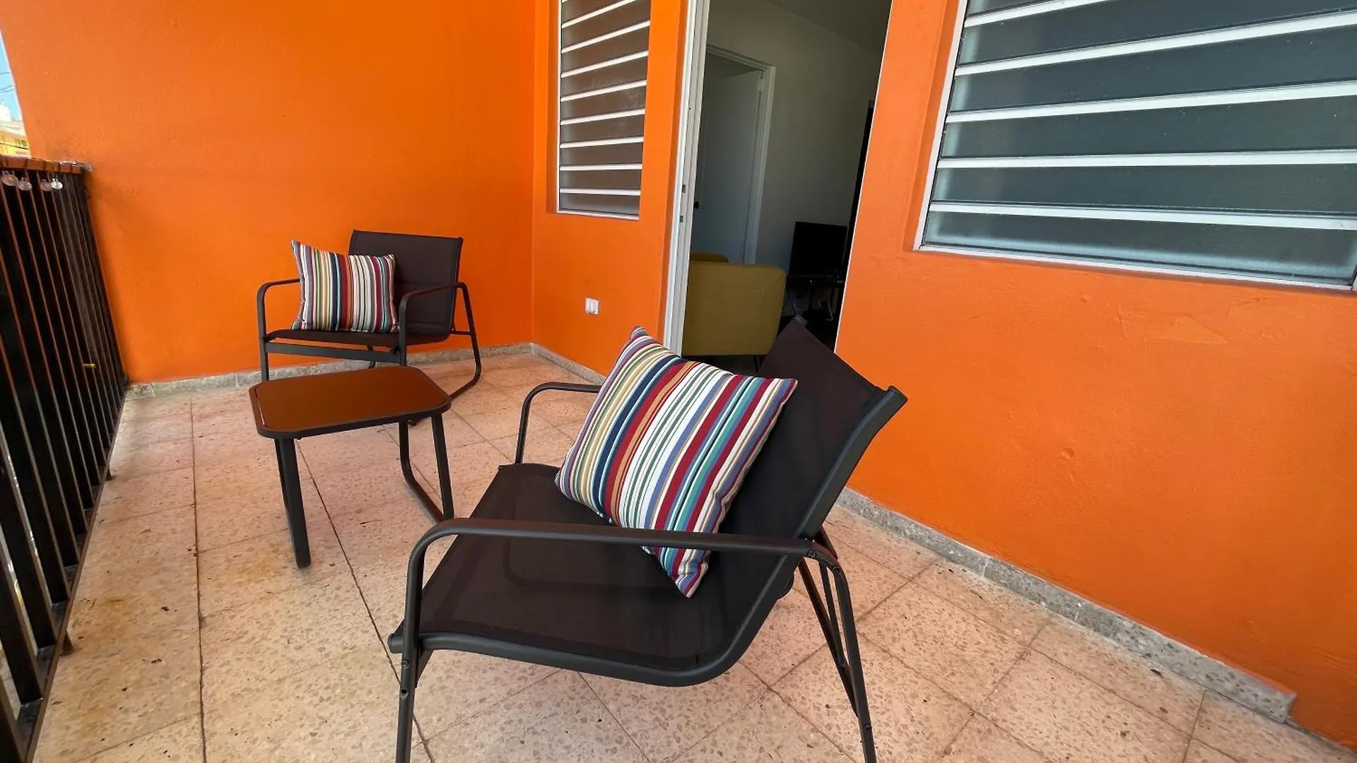Mont Residence Offering A Loft And 3 Bedroom Apartment Steps From The Ferry Βιέκες