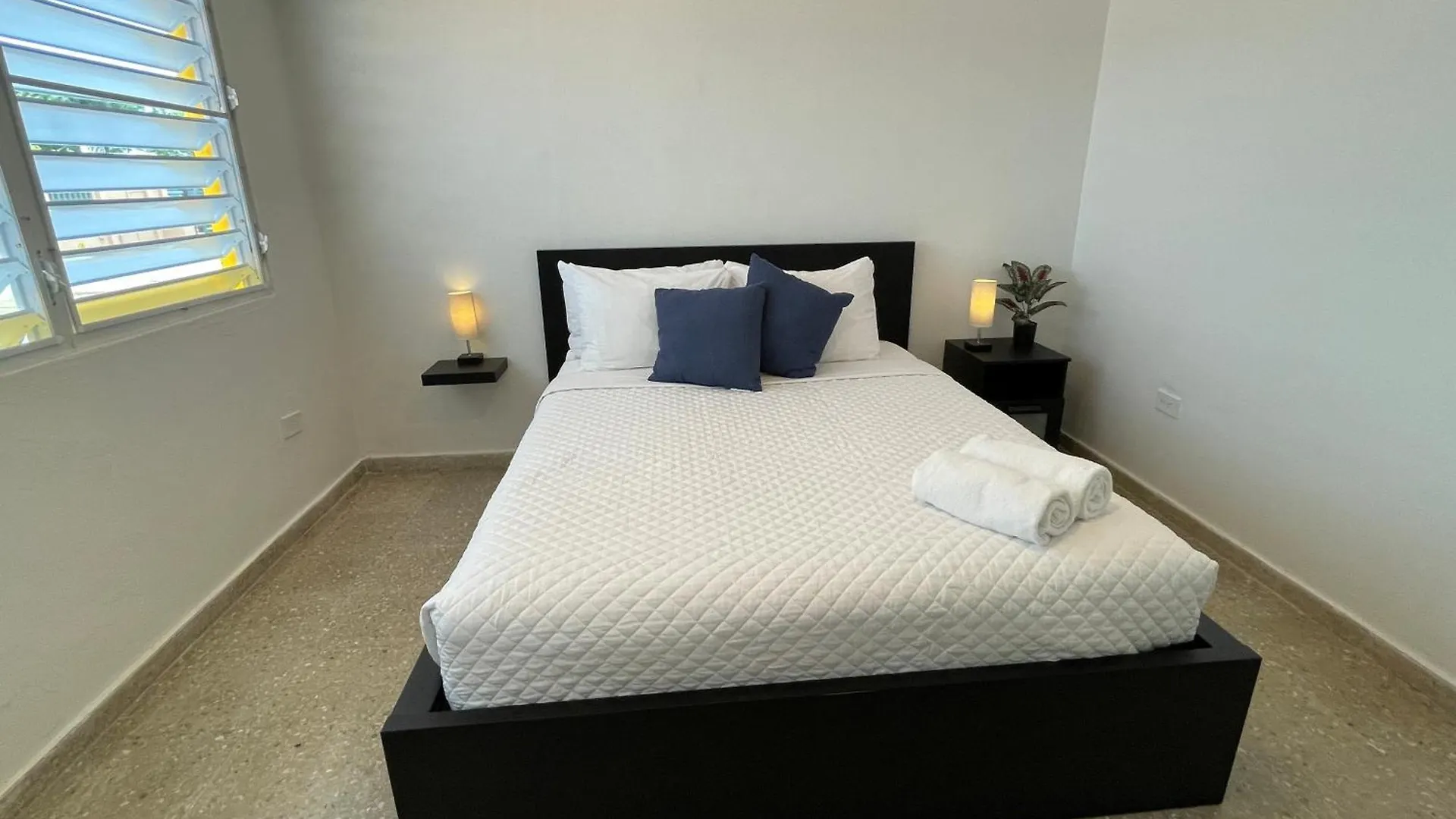 Mont Residence Offering A Loft And 3 Bedroom Apartment Steps From The Ferry Βιέκες