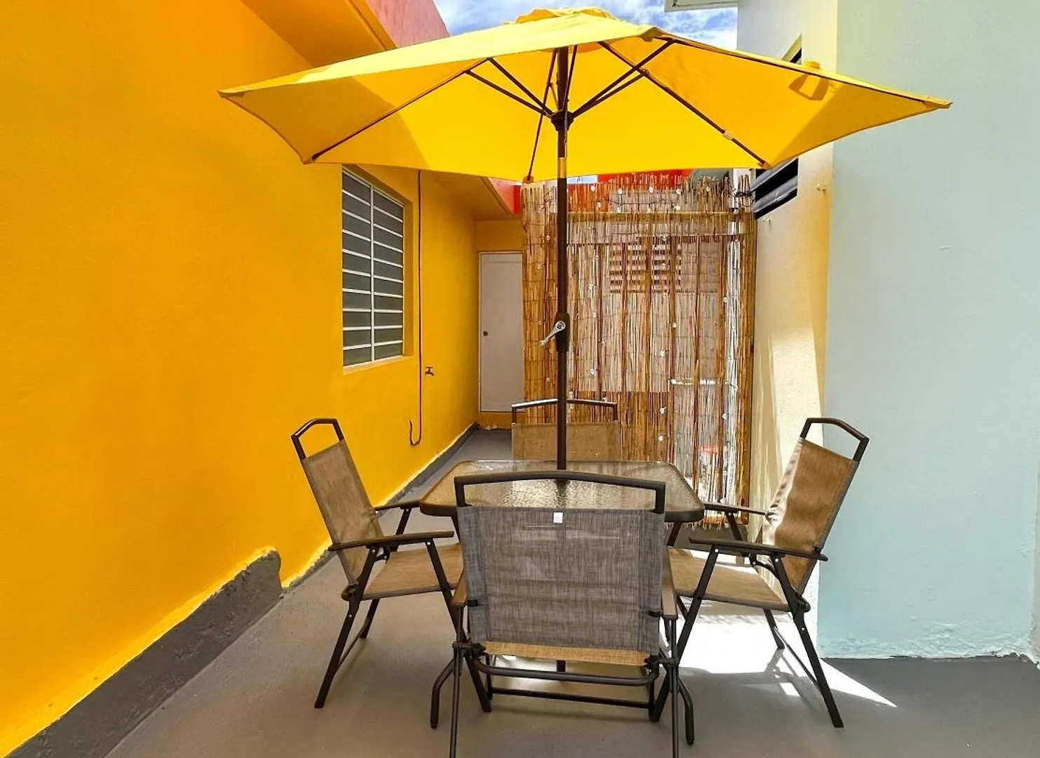Mont Residence Offering A Loft And 3 Bedroom Apartment Steps From The Ferry Βιέκες