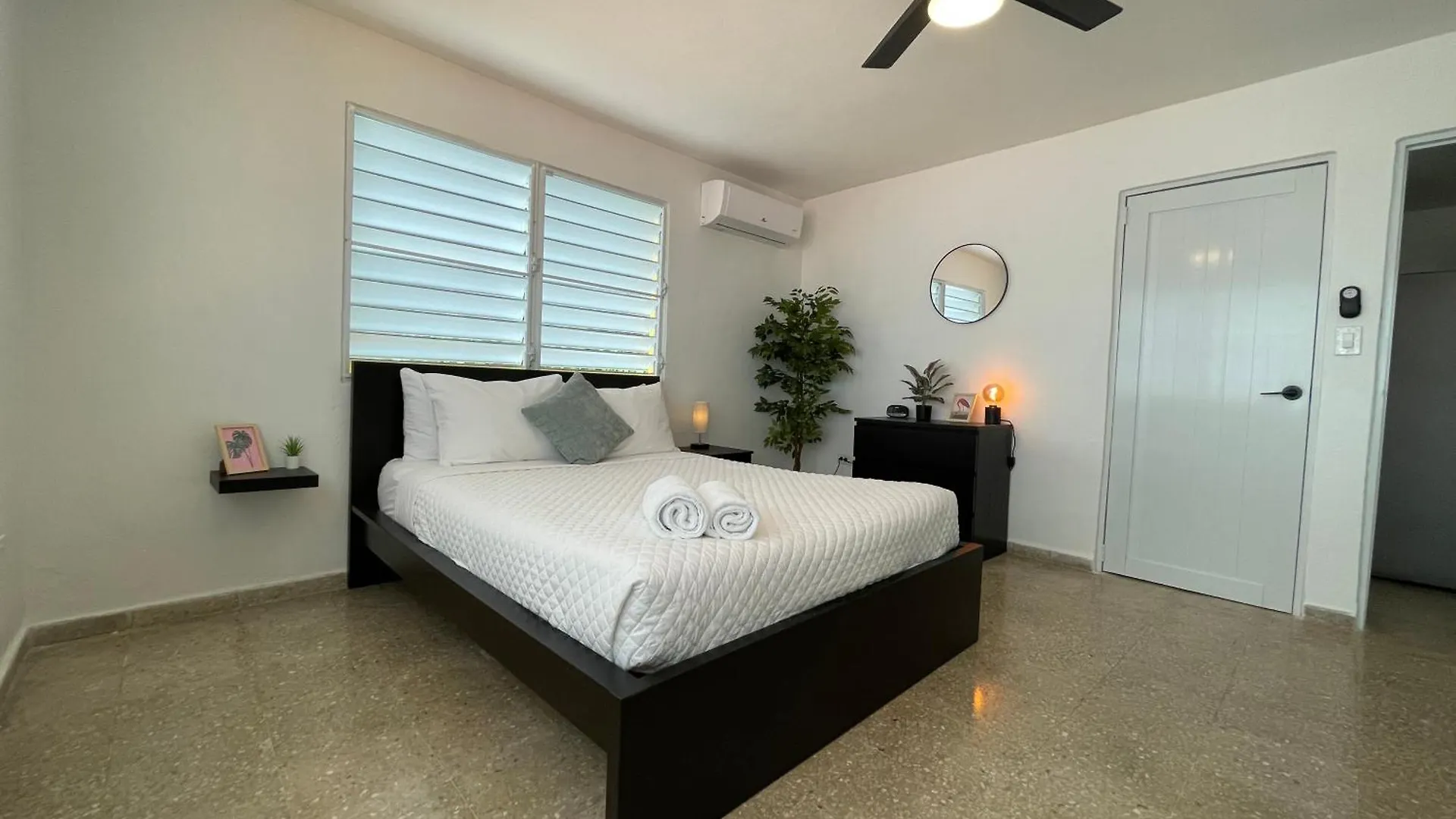 Mont Residence Offering A Loft And 3 Bedroom Apartment Steps From The Ferry Βιέκες 0*,