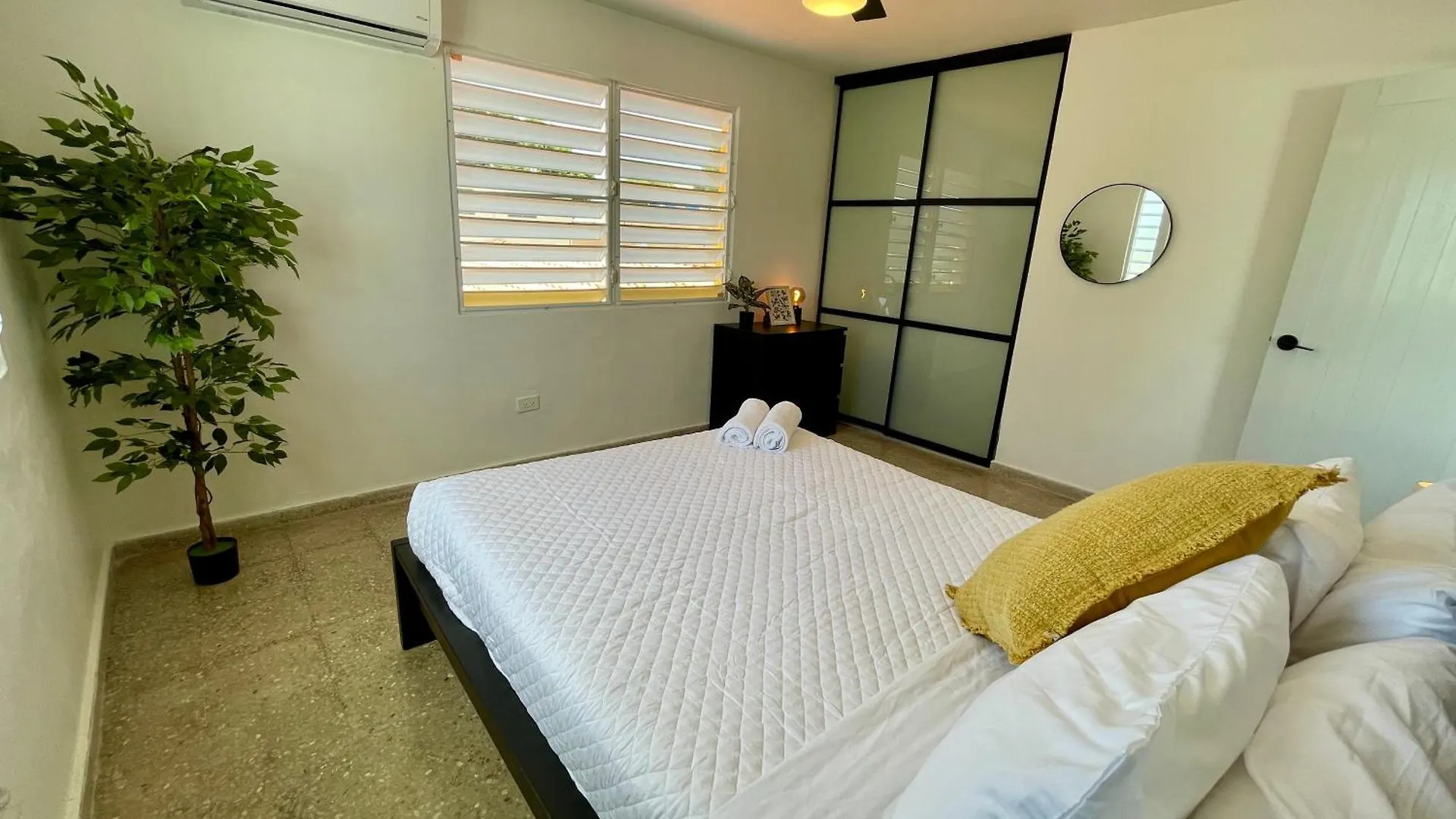 Mont Residence Offering A Loft And 3 Bedroom Apartment Steps From The Ferry Βιέκες