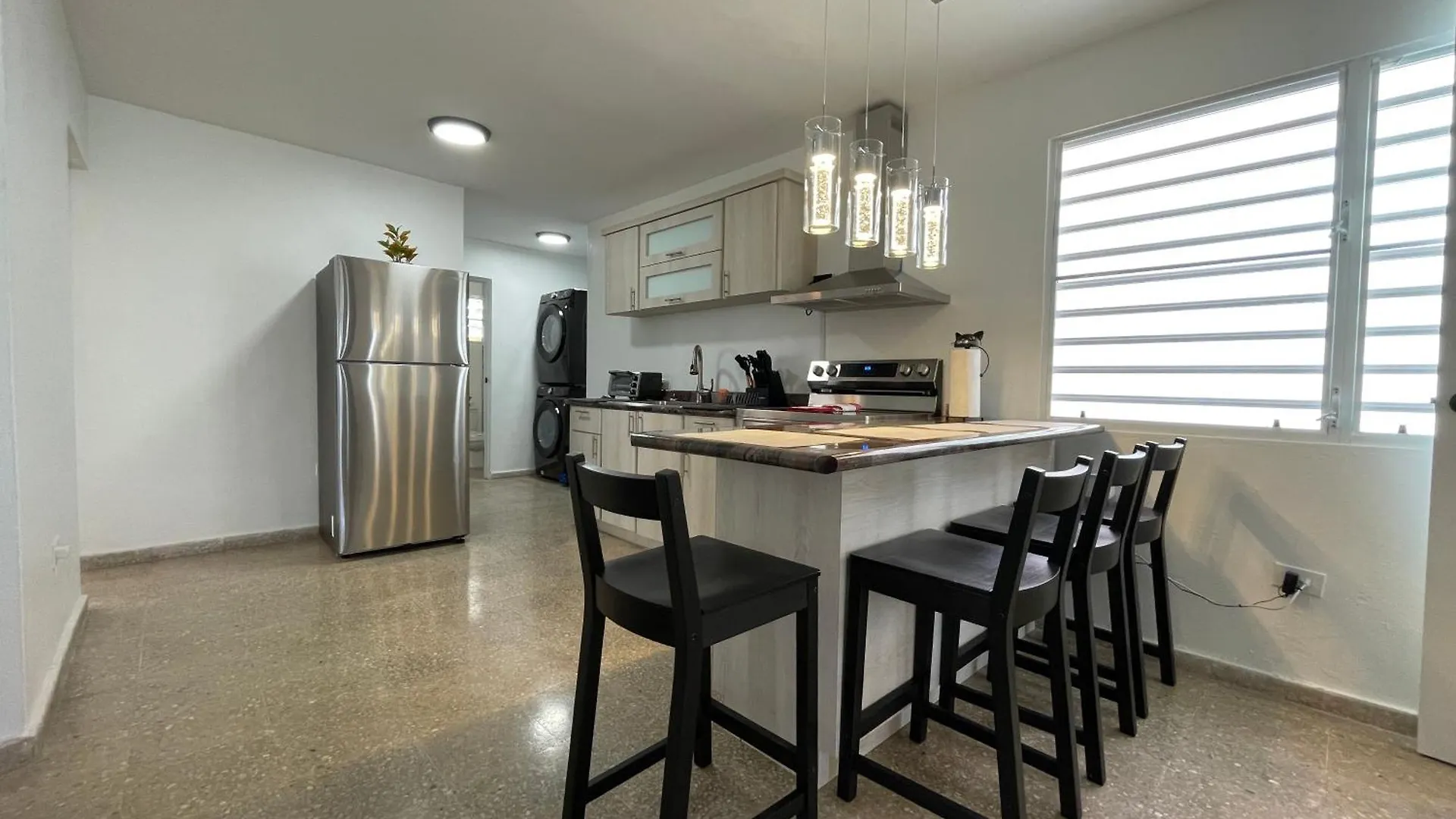 Mont Residence Offering A Loft And 3 Bedroom Apartment Steps From The Ferry Βιέκες