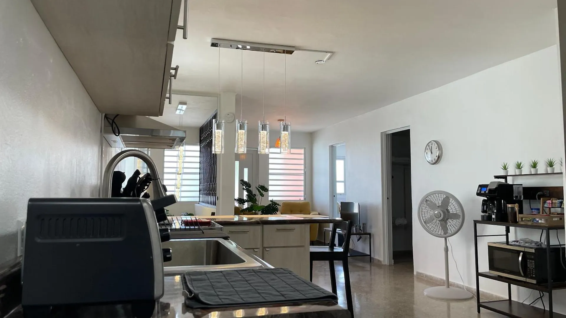 Mont Residence Offering A Loft And 3 Bedroom Apartment Steps From The Ferry Βιέκες