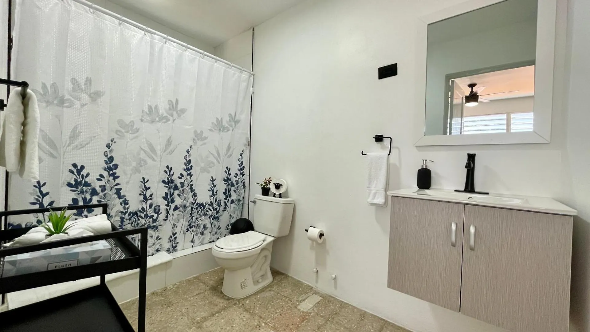 Mont Residence Offering A Loft And 3 Bedroom Apartment Steps From The Ferry Βιέκες
