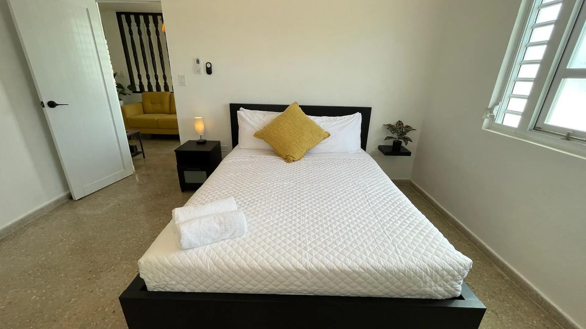Mont Residence Offering A Loft And 3 Bedroom Apartment Steps From The Ferry Βιέκες
