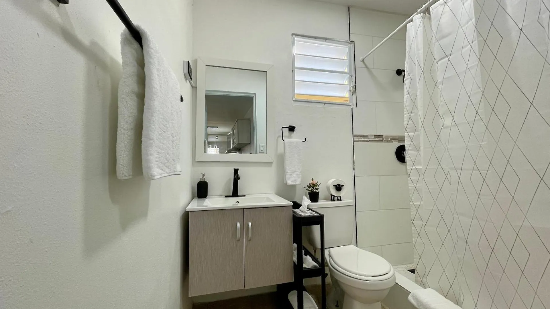 Mont Residence Offering A Loft And 3 Bedroom Apartment Steps From The Ferry Βιέκες