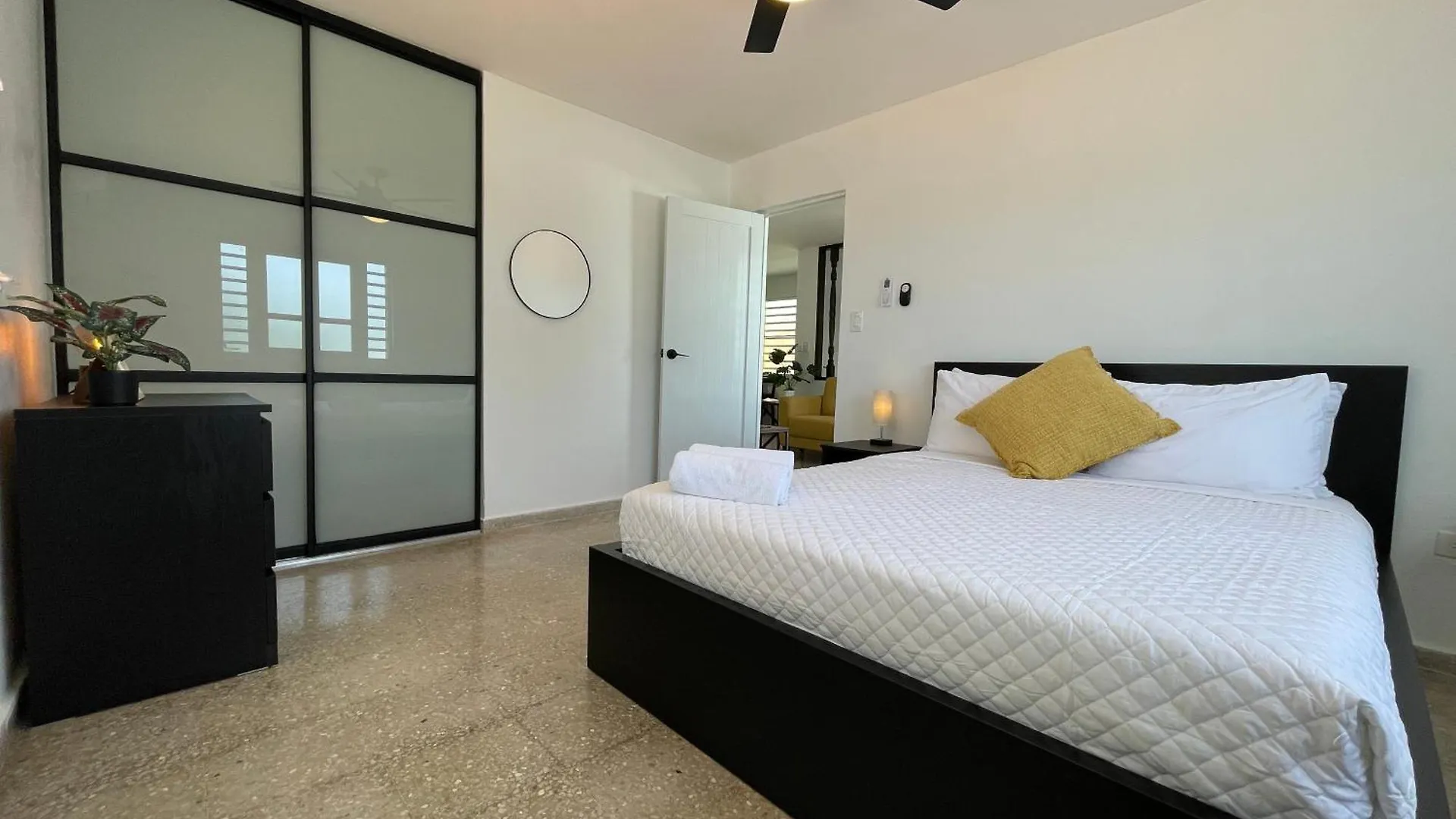 Mont Residence Offering A Loft And 3 Bedroom Apartment Steps From The Ferry Βιέκες