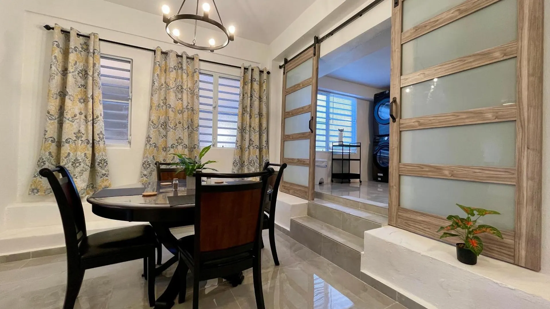 Mont Residence Offering A Loft And 3 Bedroom Apartment Steps From The Ferry Βιέκες