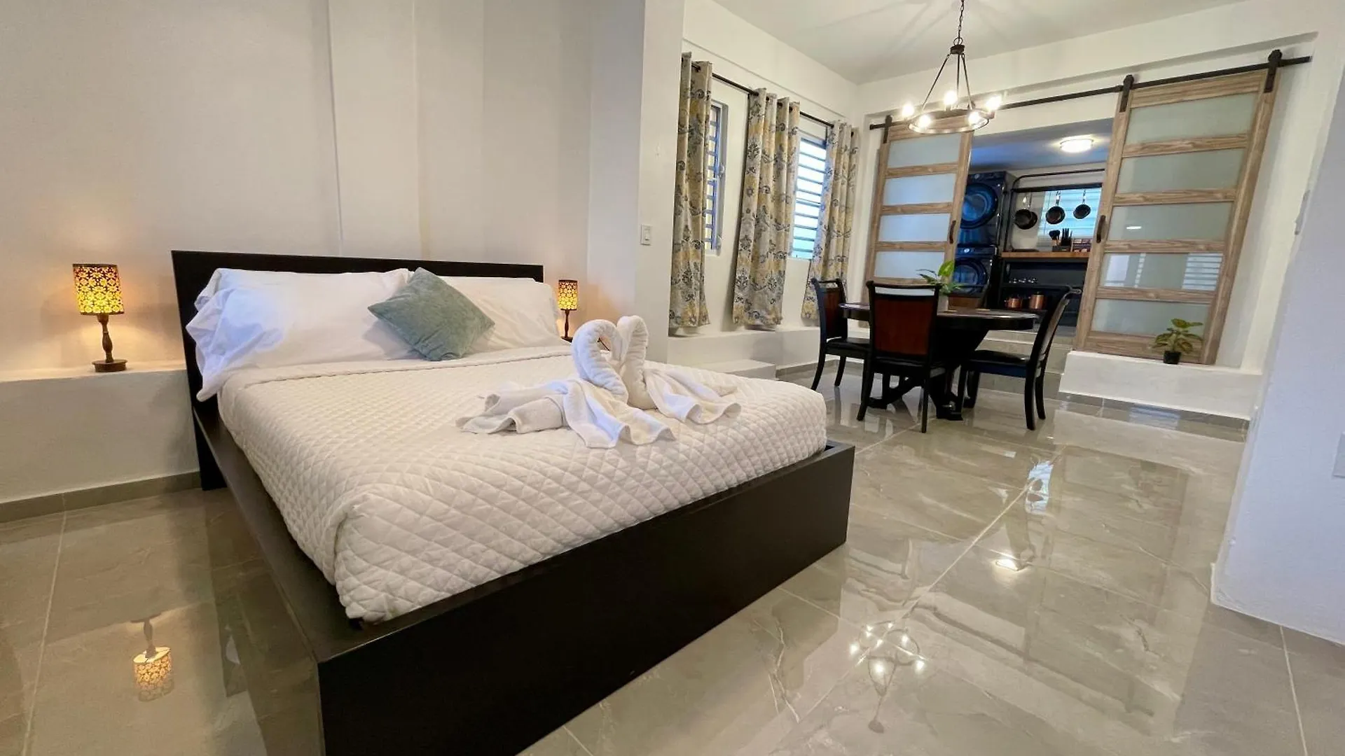 Mont Residence Offering A Loft And 3 Bedroom Apartment Steps From The Ferry Βιέκες