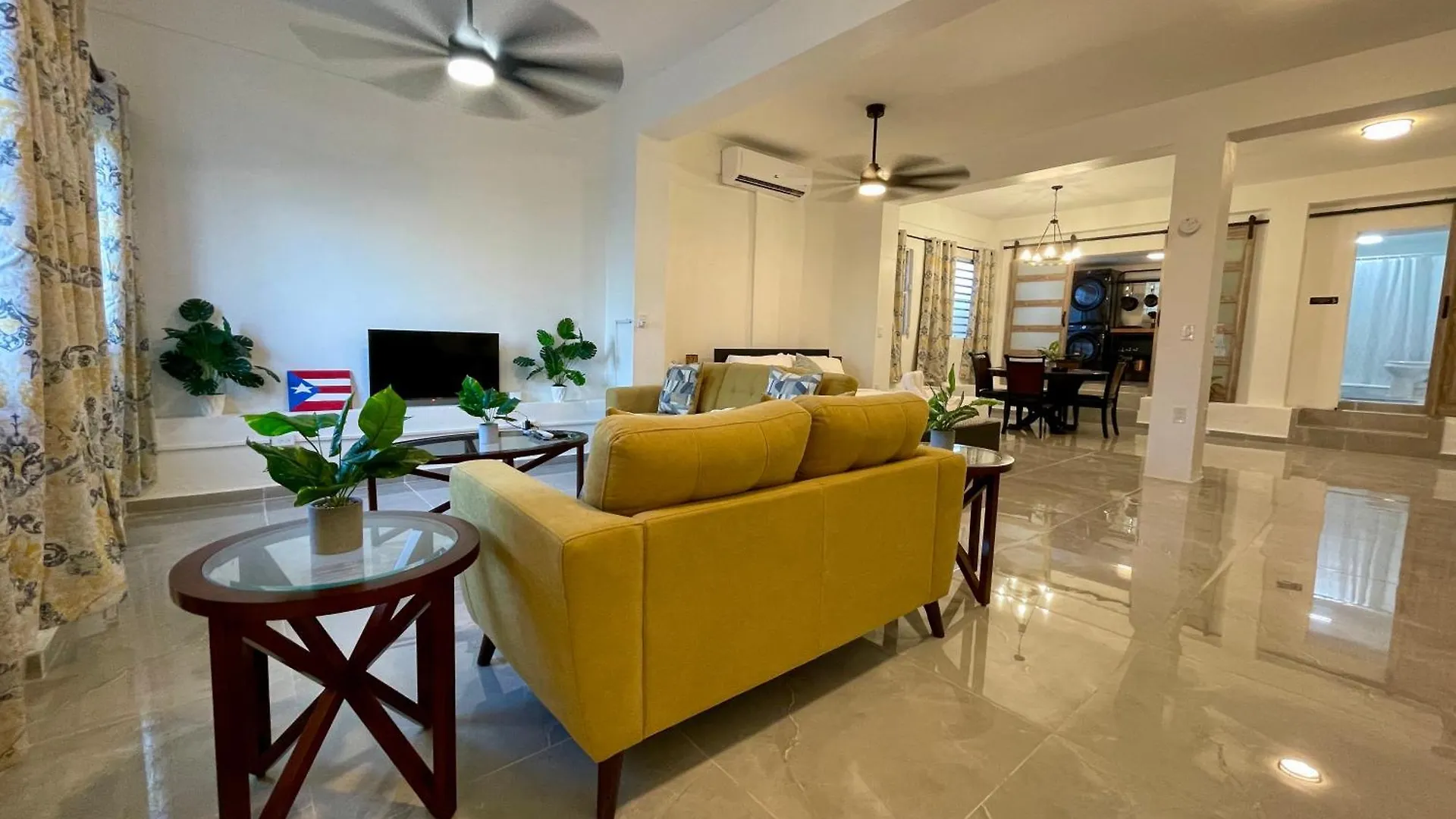 Mont Residence Offering A Loft And 3 Bedroom Apartment Steps From The Ferry Βιέκες