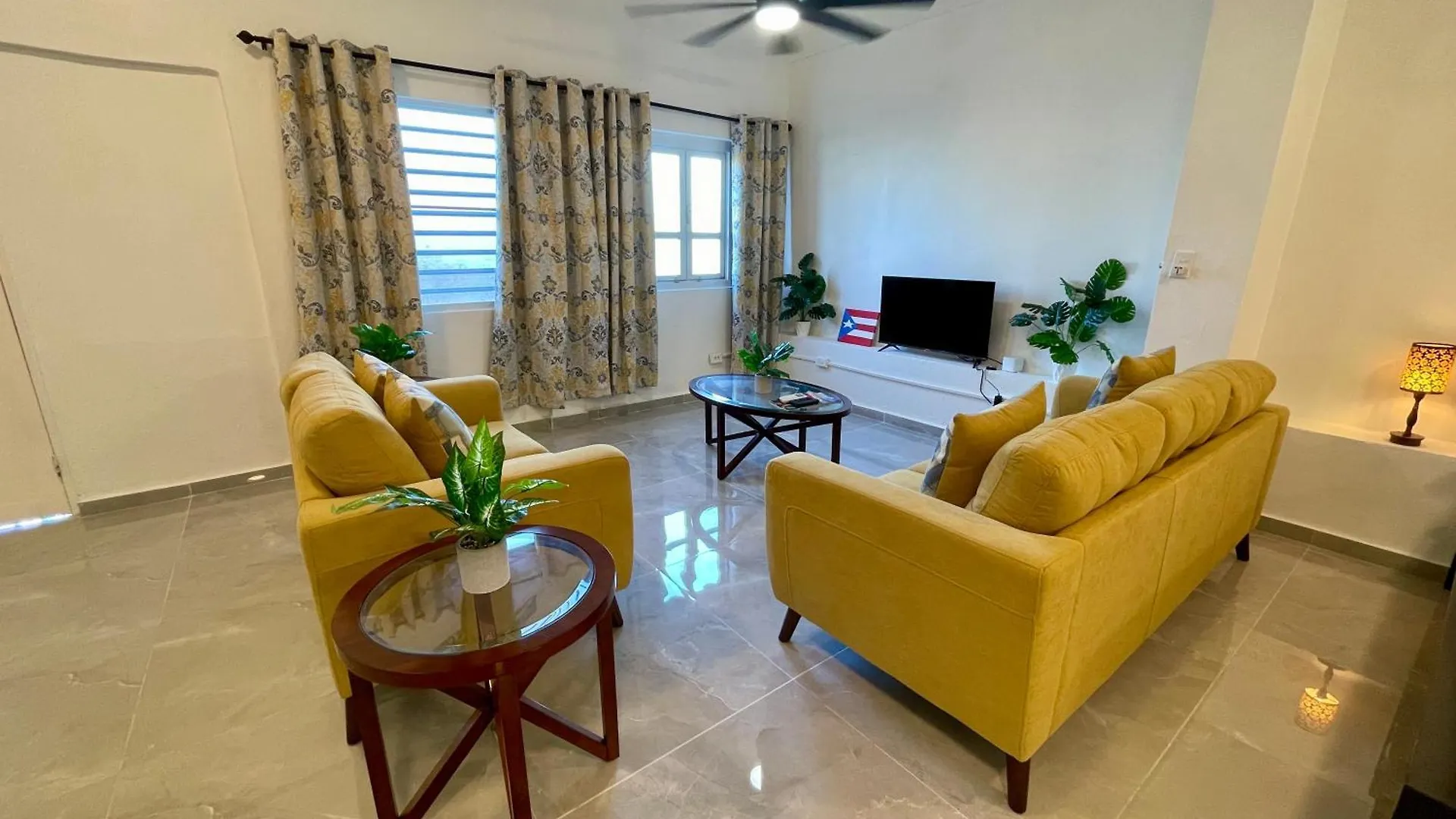 Mont Residence Offering A Loft And 3 Bedroom Apartment Steps From The Ferry Βιέκες